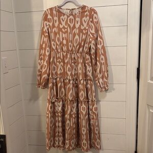 Chic Long Sleeve Patterned Dress in Tan